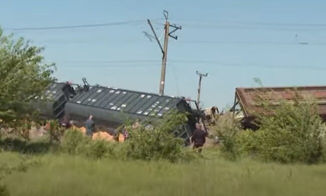На залізниці поїзд зійшов із рейок. Фото: скріншот YouTube-відео