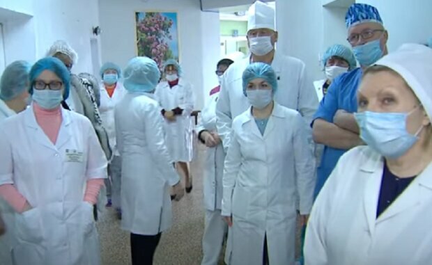 Медики борятся с COVID-19. Фото: скриншот YouTube.