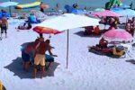 На пляже. Фото: скриншот YouTube