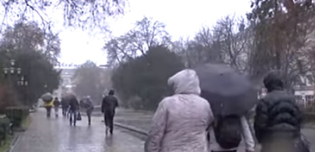 Погода осенью в Украине от народного синоптика. Фото: скриншот YouTube