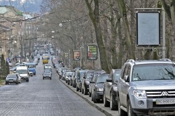 В Украине запретят парковаться на местах для электромобилей. Фото: Автоцентр