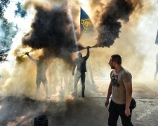 Крики, дым и взрывы в центре Киева. Все перекрыто, Нацкорпус "слетел с катушек"