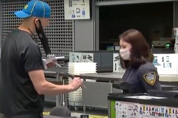 В аэропорту. Фото: скриншот YouTube