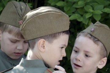 Кадры из аннексированного Крыма поразили всех: в сети показали, как в Крыму детей заставили надеть форму РФ
