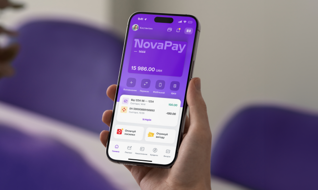 Логотип NovaPay на фоне банковского отделения
