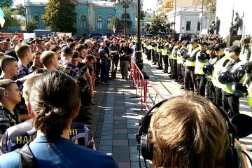 Люди уже собирают «Майдан» под Верховной Радой, чтобы заставить нардепов уважать Зеленского