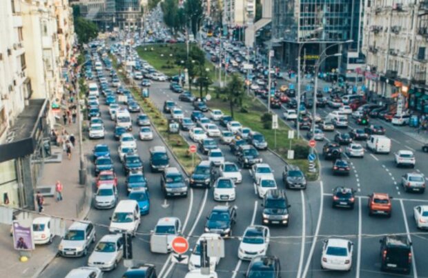 Перекроют улицу на целый день: киевским водителям опять приготовили испытание