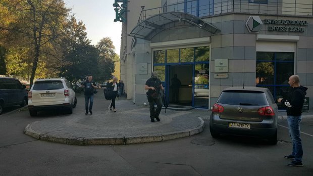 Сразу после слов Зеленского о тюрьме: в банке Порошенко начались обыски - дело близится к СИЗО