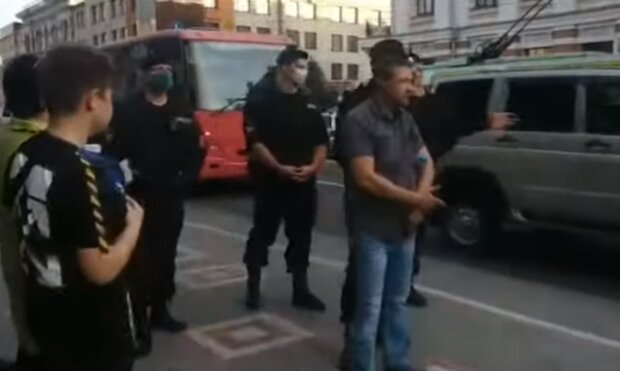 ОМОН массово задерживал людей, вышедших на акцию протеста в Беларуси. Фото: скриншот YouTube