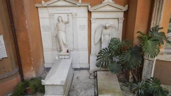 Тайна исчезновения девочки: в Ватикане вскрывают могилы