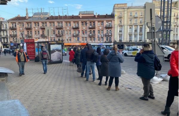 Очереди на остановках. Фото: скриншот "Страна"