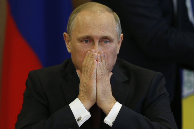 «В душе – украинец»: Путин стоя слушал гимн Украины. Сеть полна новыми насмешками