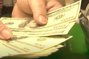 Доллары. Фото: скриншот YouTube-видео