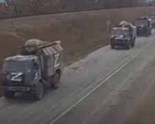 Российские оккупанты на военной технике. Фото: скриншот YouTube-видео