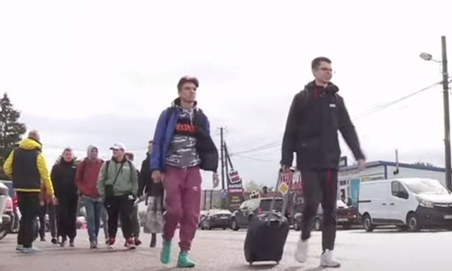 Студенты на границе. Фото: скриншот YouTube-видео