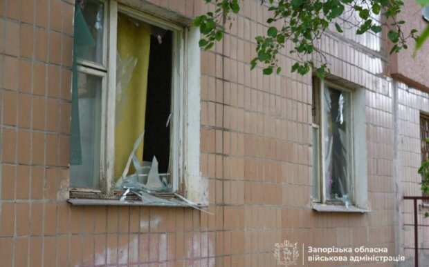 Рятувальники працюють на місці ранкового удару по Запоріжжю
