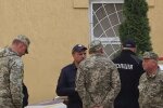 Сотрудник ТЦК и полиции. Фото: скриншот YouTube-видео