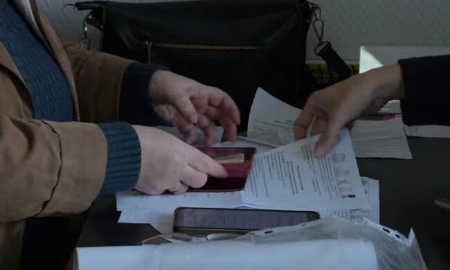 Подання документів. Фото: скриншот Youtube-відео