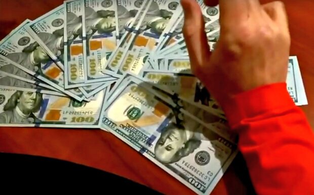 Доллары США. Фото: скриншот Youtube-видео