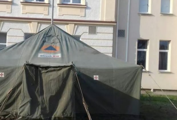 Палатки для сортировки больных.Фото: скриншот YouTube