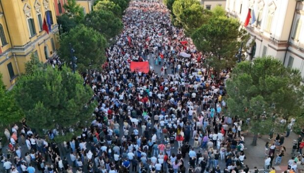 Массовая акция протеста в Тиране против курорта Кушнера, июнь 2026
