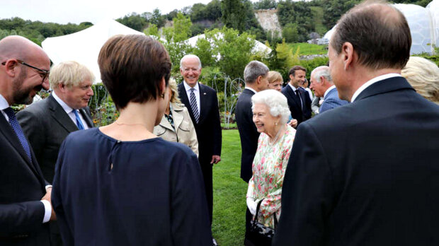 Королева Єлизавета II здивувала лідерів "Великої сімки" тонким почуттям  гумору