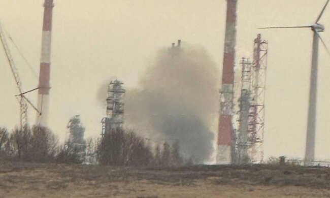 Дрони вдарили по великому НПЗ росії за 1500 км від кордону - відео