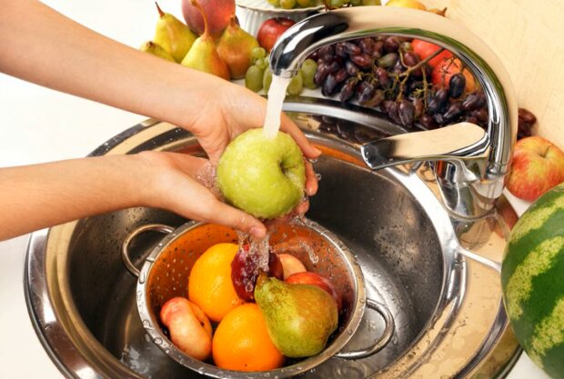 Миття фруктів. Фото: YouTube