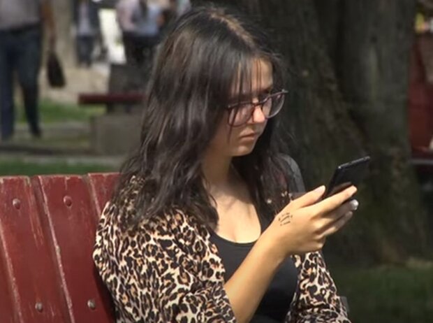 Девушка пользуется смартфоном. Фото: скриншот YouTube-видео