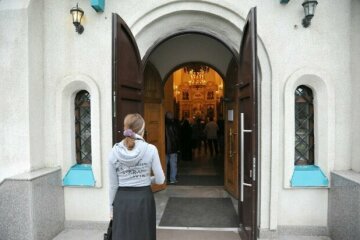 В УПЦ пояснили, що потрібно робити перед тим, як увійти в храм