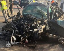 Автомобиль после столкновения с подземным переходом в Соломенском районе Киева
