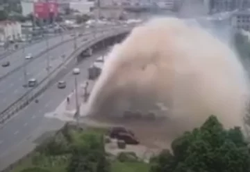 В Киеве прорвало трубу. Фото: скриншот YouTube-видео
