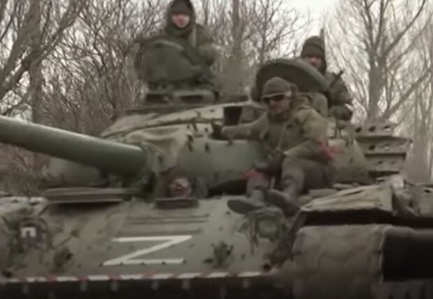 Российские оккупанты на танке в Украине. Фото: скриншот YouTube-видео