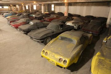 В сети показали фото старого гаража, в котором пылятся уникальные спорткары