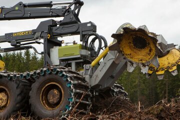 Россияне вынуждены скрестить автобус с трактором. Фото чудовища