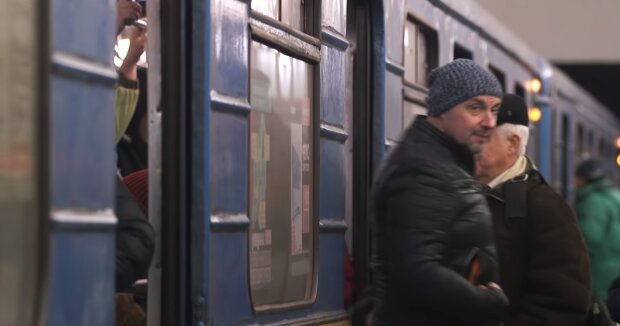 ЧП в киевском метрополитене. Фото: скриншот YouTube-видео