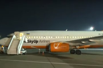 Самолет Boeing 737-700 NG авиакомпании SkyUp, скриншот YouTube