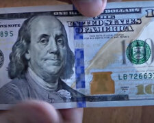 Фальшивые доллары. Фото: скриншот YouTube-видео.