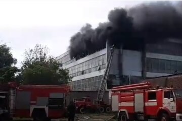 Запорожье окутано черным дымом: люди закрыли окна, спасатели работают на износ (фото)