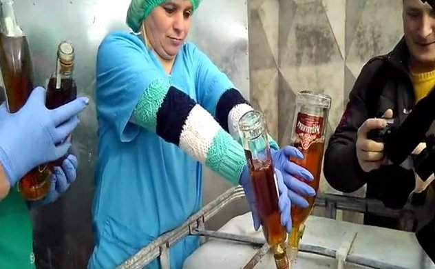 утилизация алкоголя, источник: видео Цензор.нет