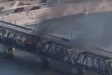 Все в дыму, мост на грани крушения: поезд слетел с рельсов и загорелся