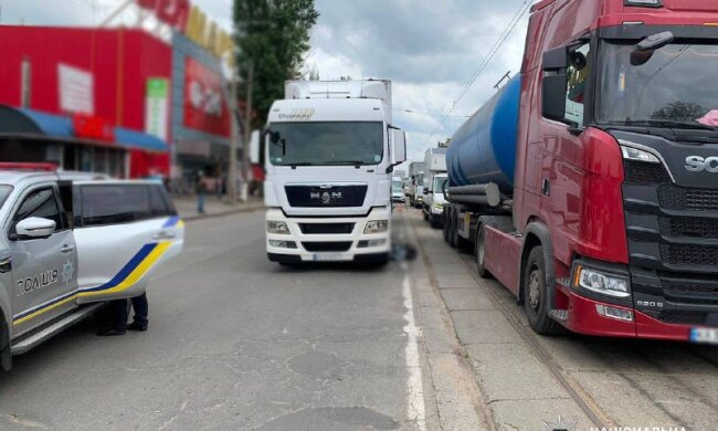 Смертельна ДТП на Бориспільській: вантажівка наїхала на 82-річну жінку-пішохода. Фото: Київ24 / Telegram