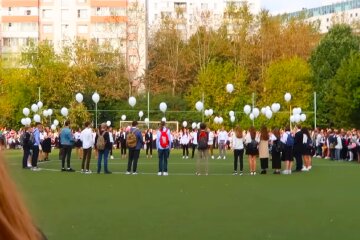 Первый звонок в школе. Фото: YouTube