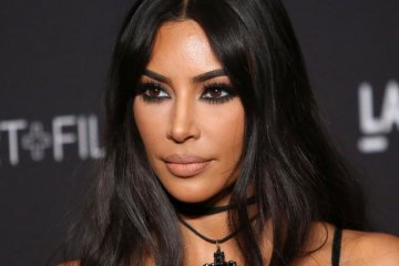 Ким Кардашьян показала, как можно прикрыться газеткой. Видео