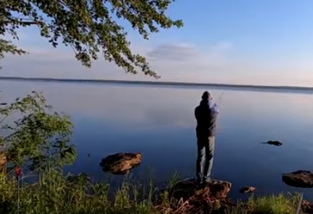 Рыбак из Киева поймал жуткое существо. Фото: скриншот YouTube