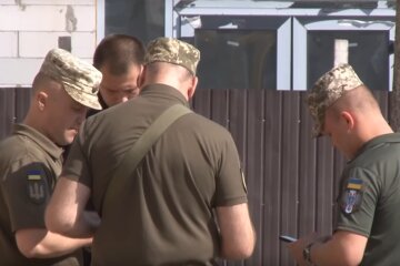 Представители ТЦК. Фото: скриншот YouTube-видео