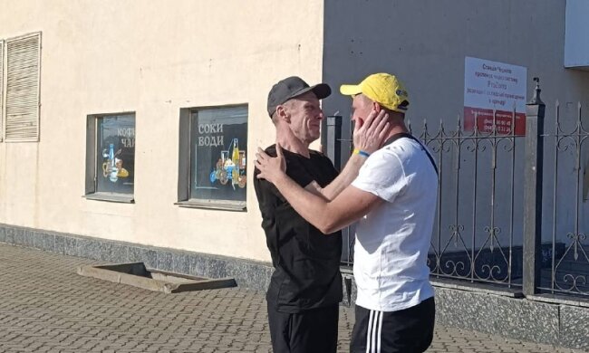 Євген Ребров зустрічається з сином після повернення з полону