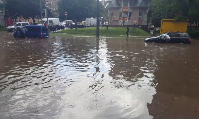 Украину накрыла стихия: в сети опубликованы кадры последствий