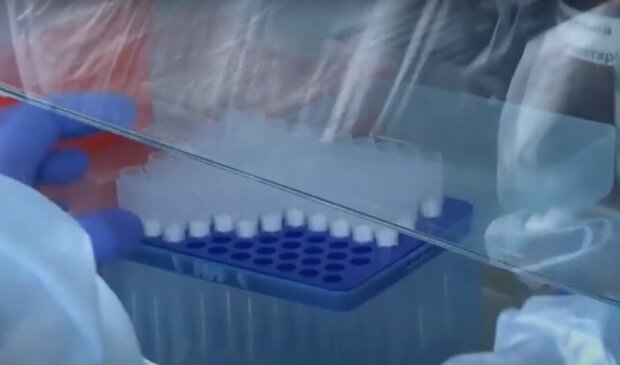 Тест на коронавирус. Фото: скриншот YouTube