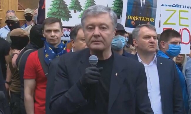 Порошенко под зданием ГБР. Фото: скрин facebook/petroporoshenko